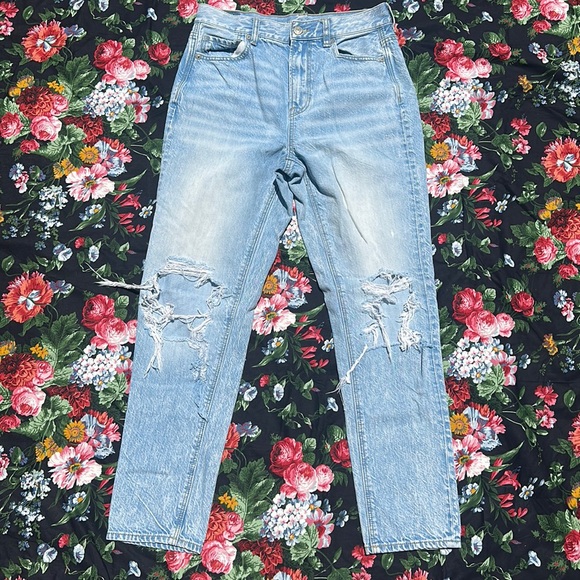 American Eagle Mom Jeans light wash distressed denim size 4 - Picture 1 of 9